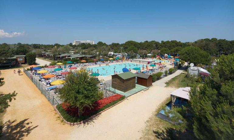 campinglido da ferie-i-juli-i-bibione-pineda-i-mobilhjem-i-ferielandsby-ved-havet 017