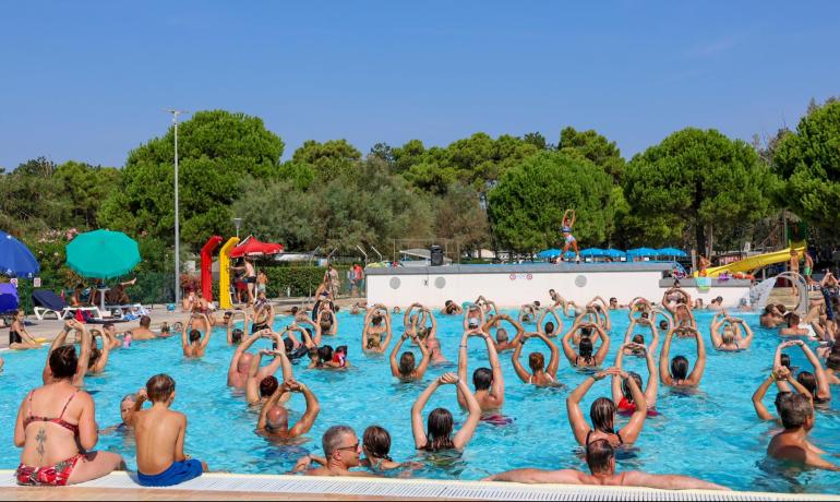 Aquagym-Kurs in einem Freibad mit vielen Teilnehmern.