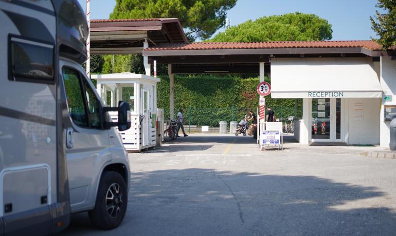 Wohnmobil an der Rezeption mit Höhenbegrenzungsschild.